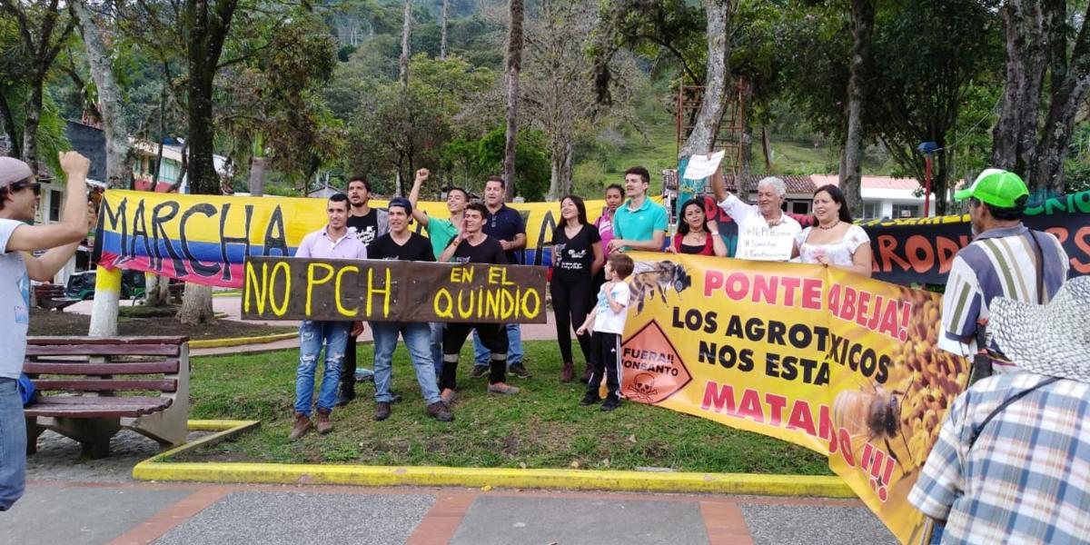 Habitantes y ambientalistas protestaron por la posible construcción de centrales hidroeléctricas en el Quindío, en la plaza principal de Génova.
