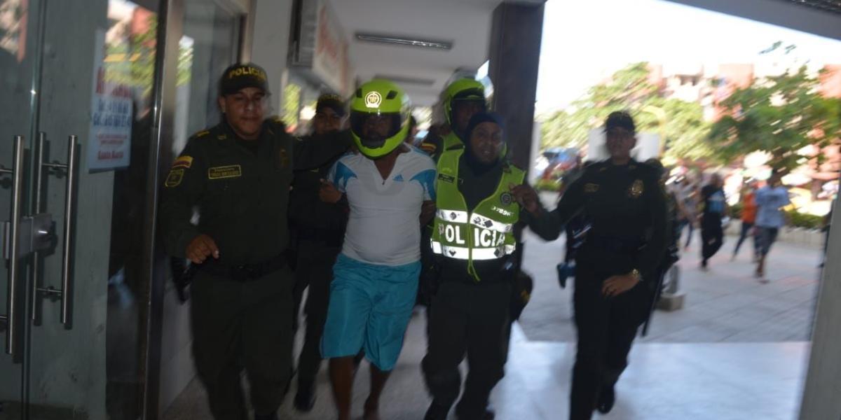 La audiciencia de legalización de captura contra Adolfo Arrieta García se inició el sábado en horas de la tarde en el edificio Galaxia en la ciudad de Santa Marta.
