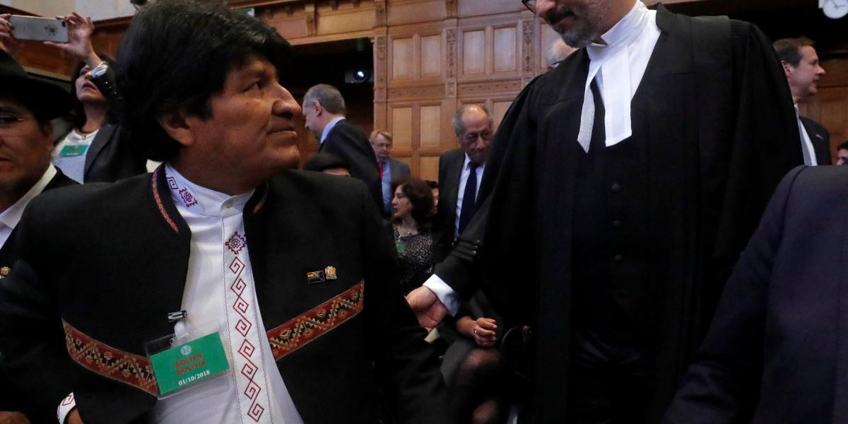 El presidente de Bolivia, Evo Morales, saluda a uno de los jueces de la Corte Internacional de Justicia.