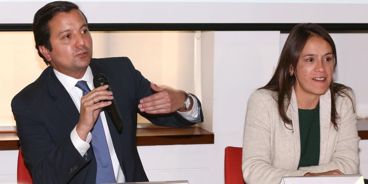 Izquierda: David Luna, exministro de las TIC. Derecha: Ángela María Mora Soto, ahora exdirectora de la Autoridad Nacional de Televisión (ANTV)