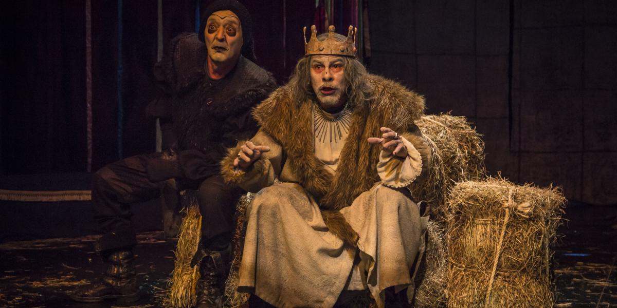 Diego Beltrán, como el Bufón, y Misael Torres, como el rey Lear, protagonizan la obra.