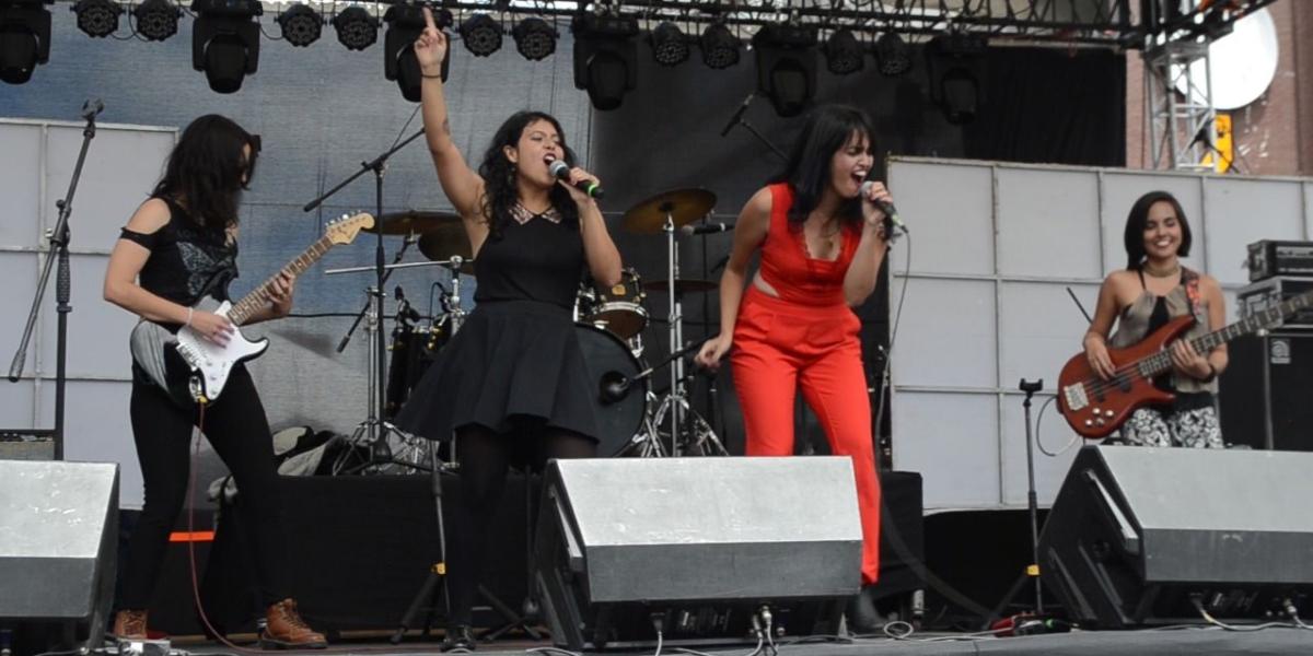 De izquierda a derecha: Daniela del Mar Núñez, guitarra líder; Valentina Arenas, batería y coros; Dasha Laume, voz principal, guitarra rítmica, flauta; Ana Lucía Mendez, bajo