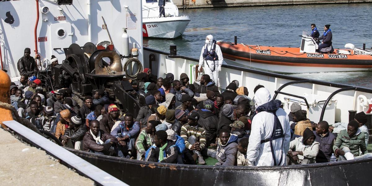 Un grupo de inmigrantes rescatado por la embarcación RBD llega al puerto de Corigliano Calabro (Italia).