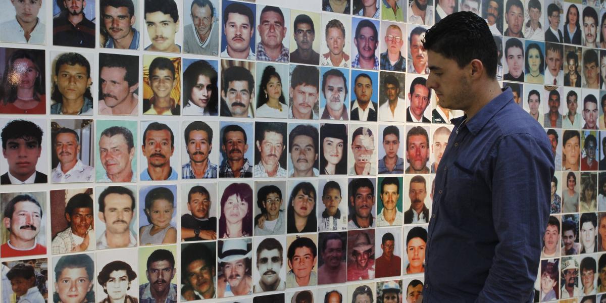 Más de 300 fotografías con los rostros de las víctimas de Granada están conservadas en el Salón del Nunca Más.