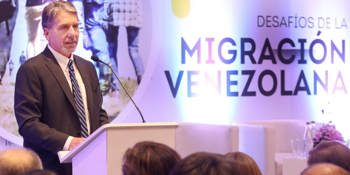 Kevin Whitaker Embajador de Estados Unidos en Colombia en el Foro 'Desafios de la migración venezolana'