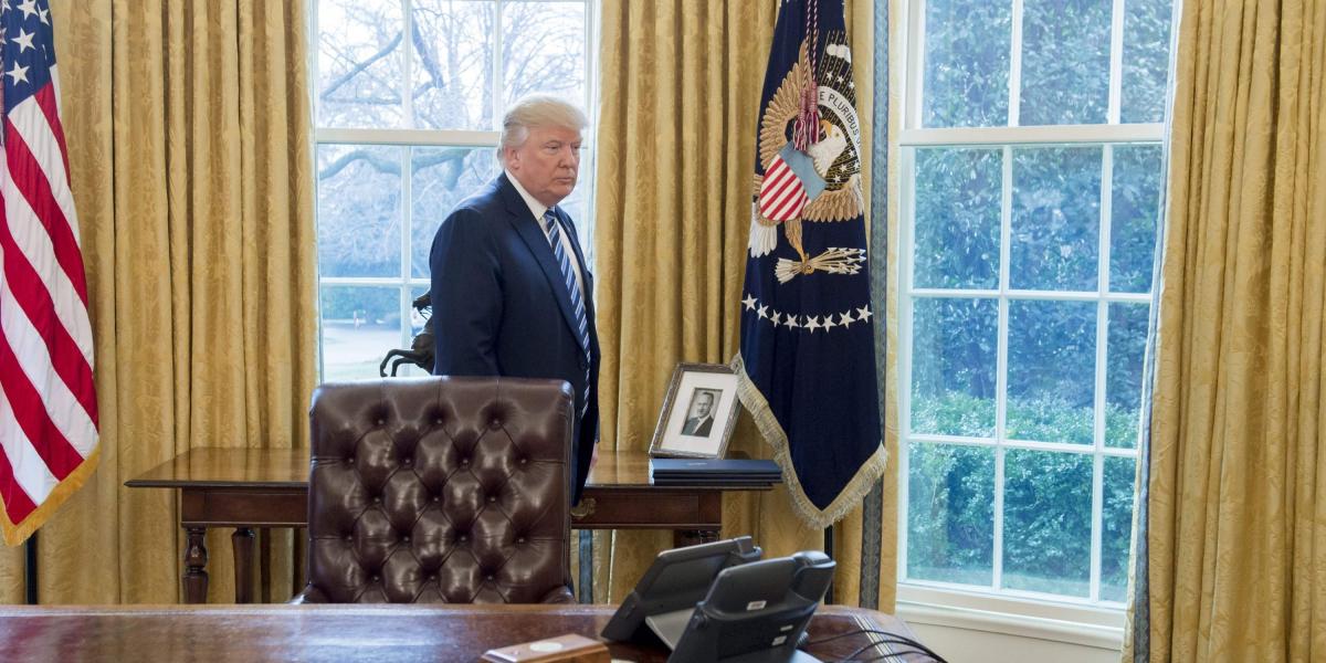 El presidente de Estados Unidos, Donald Trump, y en un portarretratos la foto de su padre, Frank, en la oficina oval.