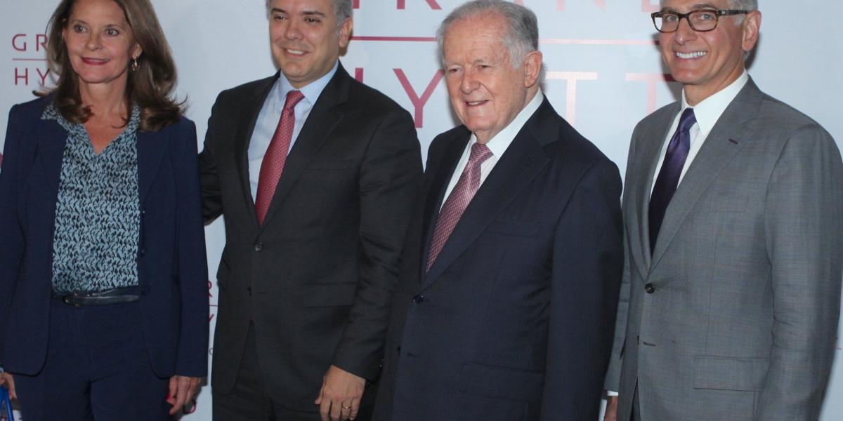 La vicepresidenta Marta Lucía Ramírez; el presidente , Iván Duque; el dueño del Grand Hyatt, Luis Carlos Sarmiento Angulo, y Mark Hoplamazian, CEO de Hyatt International Hotels Corporation.