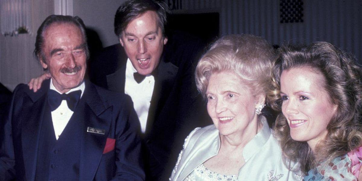 Los padres de Donald Trump con Robert Trump y su entonces esposa, Blaine, en 1985.