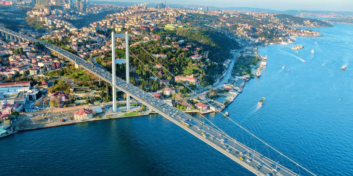 La ubicación de Estambul cerca a dos continentes es uno de los ubicar la sede en esta capital.