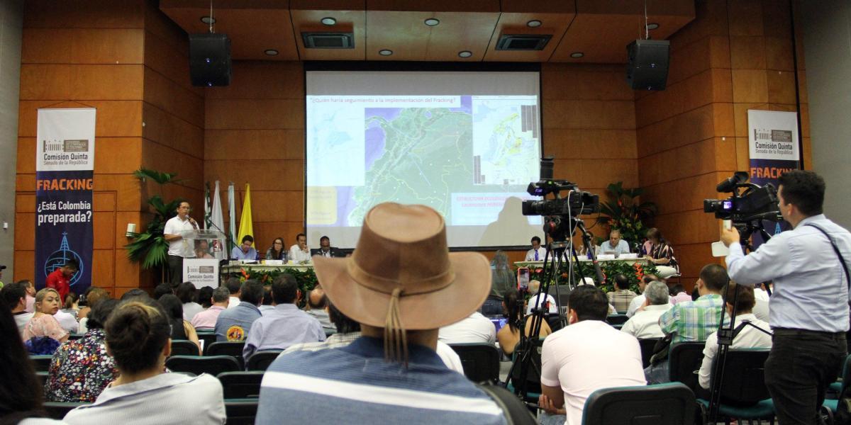 En Villavicencio se cumplió el foro ‘Fracking, ¿está Colombia preparada?’ convocado por la comisión quinta del Senado.