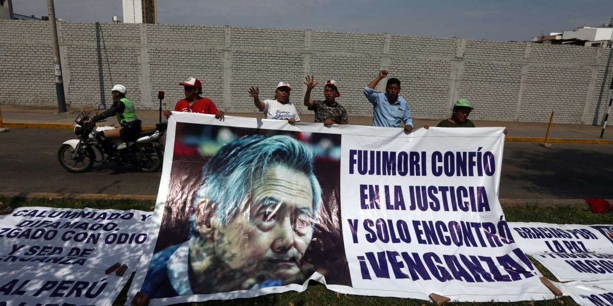 Simpatizantes del expresidente peruano Alberto Fujimori en inmediaciones a la clínica donde está recluído.