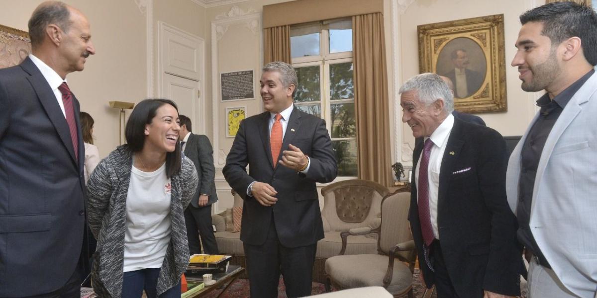 Jorge O. González (presidente de Fedeciclismo, izq.), Mariana Pajón, el presidente de Colombia, Iván Duque, y Carlos Pajón, en la reunión de este jueves.