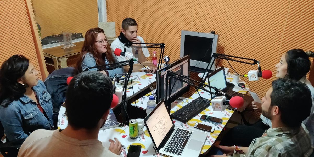 Estudio de la emisora comunitaria Radio Rumbo, que transmite desde Soacha.