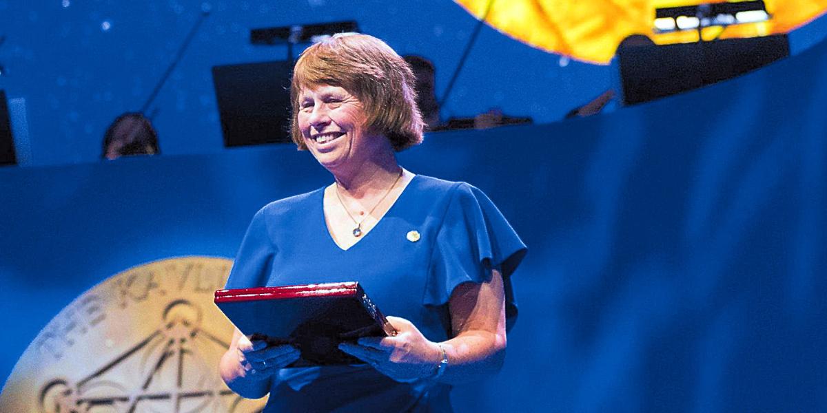Ewine van Dishoeck recibiendo el Premio Kavli de Astrofísica, el pasado mes de septiembre.
