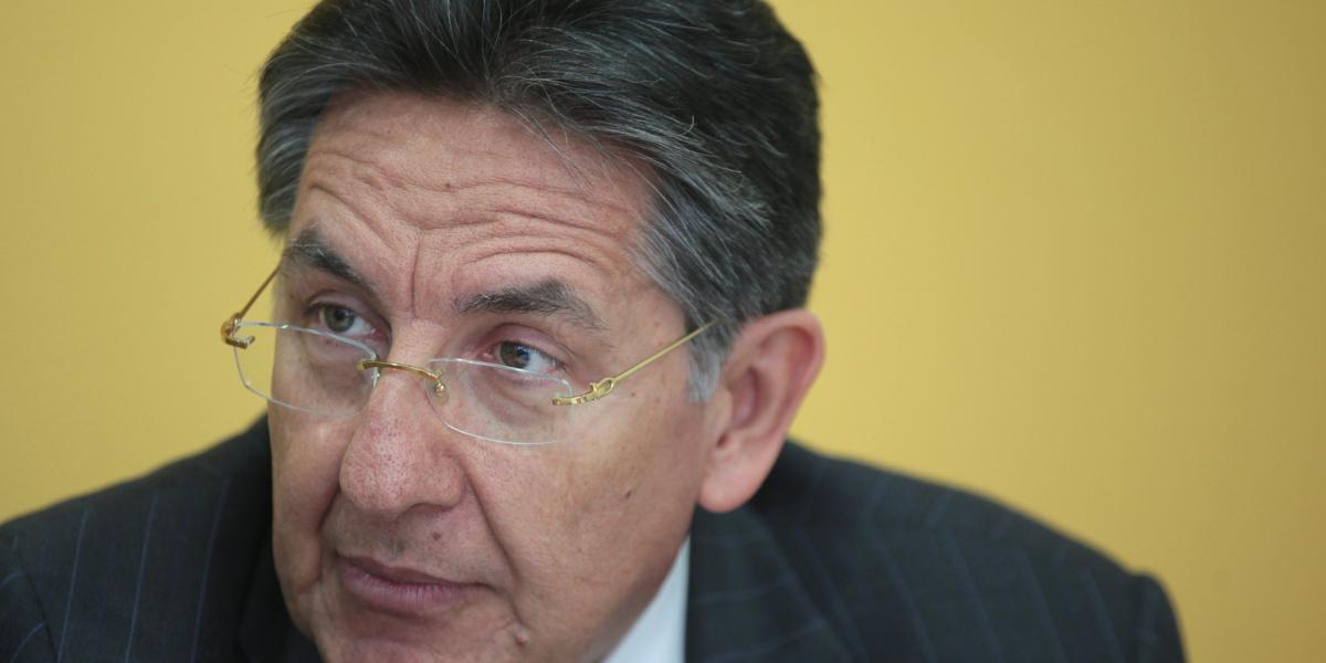 El fiscal general de la Nación, Néstor Humberto Martínez, enseñó documentos que sustentan la legalidad de sus bienes en el exterior y en Colombia.