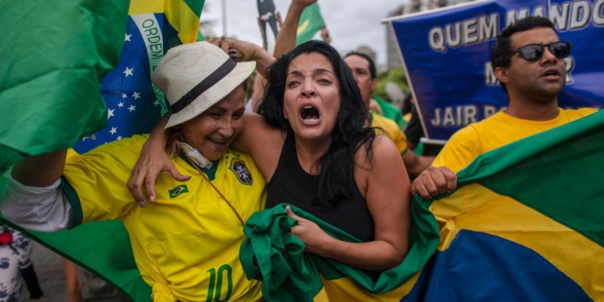 Seguidoras del líder ultraderechista Jair Bolsonaro, frente a su casa en Río de Janeiro