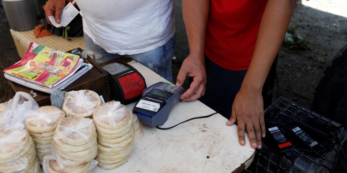 El Fondo Monetario Internacional dice que la inflación en Venezuela puede llegar a 1'350.000 por ciento.