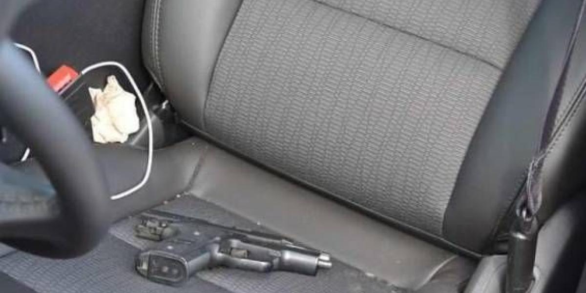 Arma de fuego con la que se presentó el hecho accidental dentro de un carro.