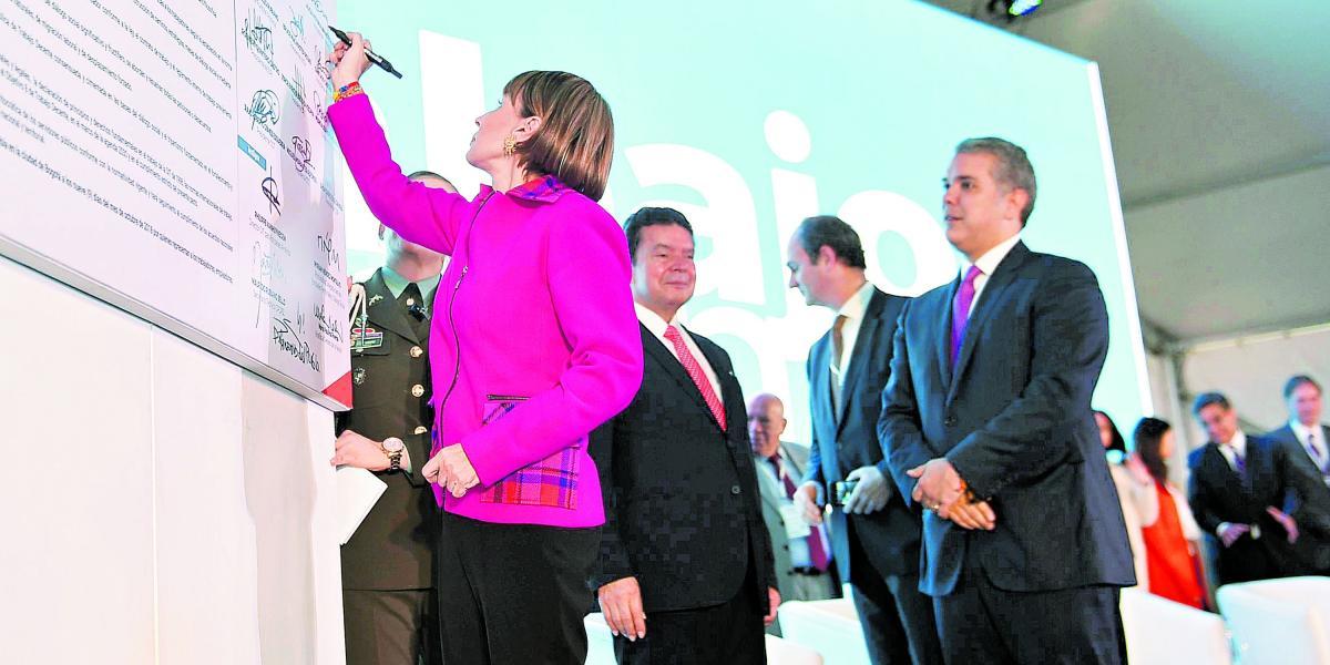 La ministra del Trabajo, Alicia Arango (izq.), y el presidente Iván Duque (der.), durante el evento.