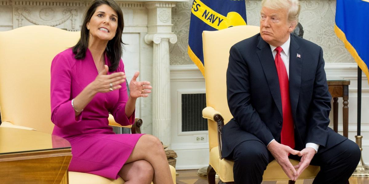 El presidente estadounidense, Donald Trump, y la embajadora ante la ONU, Nikki Haley, atendieron a los medios durante la reunión mantenida en el Despacho Oval de la Casa Blanca, Washington, EE. UU.