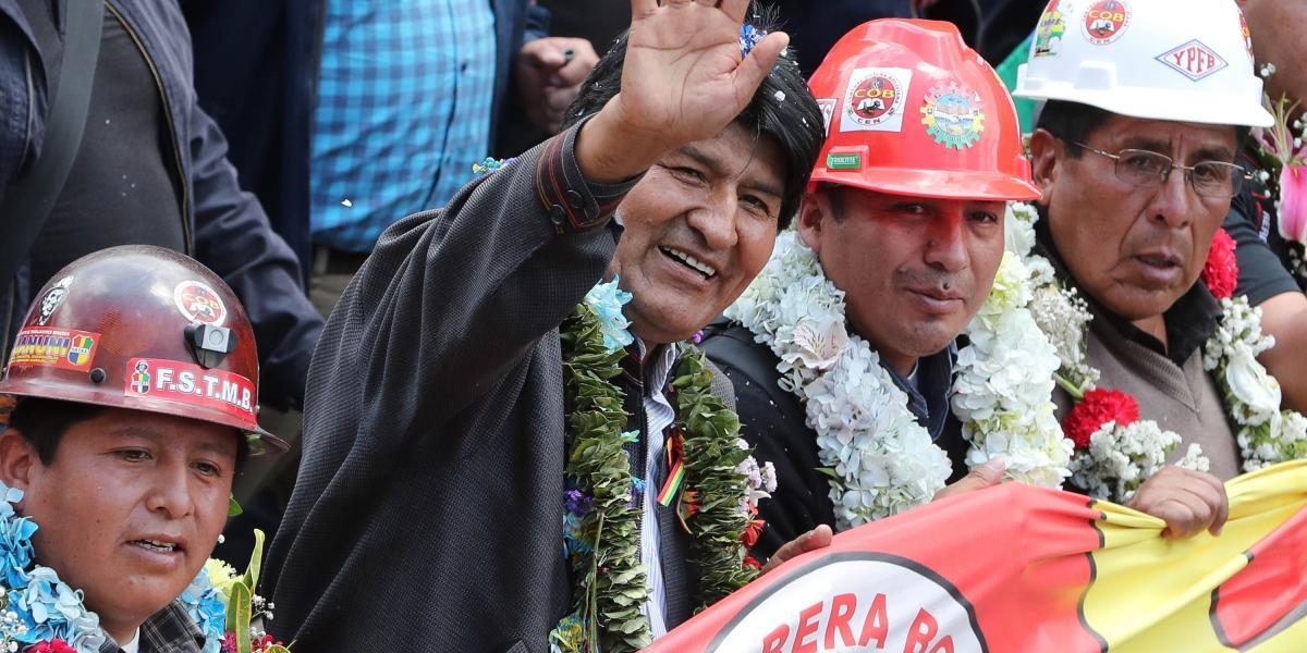 El presidente de Bolivia Evo Morales encabezó este miércoles una marcha convocada por la Central Obrera Boliviana (COB), una de las organizaciones a fines a su Gobierno, para conmemorar los 36 años de la recuperación de la democracia, en La Paz (Bolivia). Miles de seguidores arroparon al Presidente.
