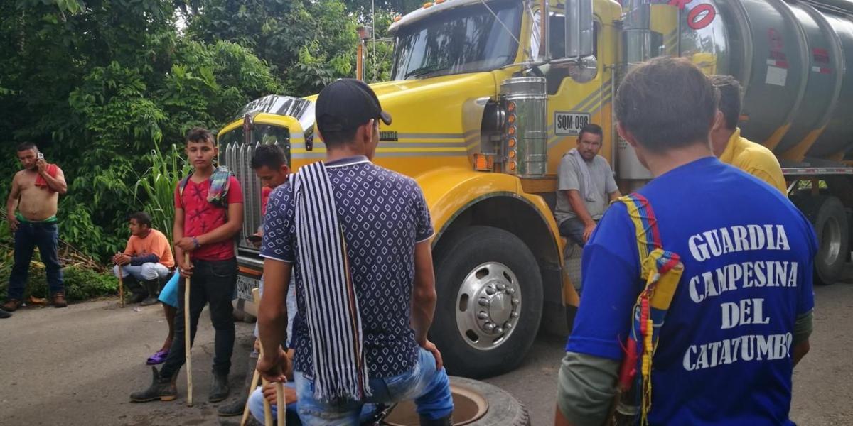 El bloqueo en la vía que comunica a Cúcuta con la Costa Atlántica duró más de 12 horas. Manifestantes acordaron una hoja de ruta con autoridades regionales.