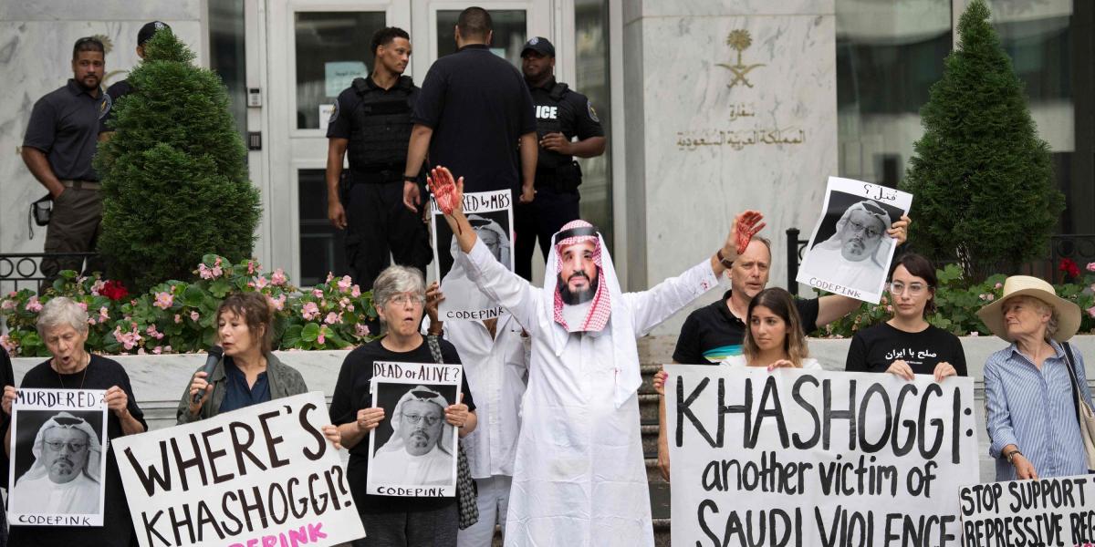 Las tensiones por la desaparición del periodista saudí Jamal Khashoggi en un consulado de su país en Turquía se están disparando a medida que crece el rumor de que habría sido asesinado y descuartizado, para luego sacar sus restos en secreto de la sede diplomática en Estambul. Este viernes, una delegación de Arabia Saudí llegó a Turquía a investigar.