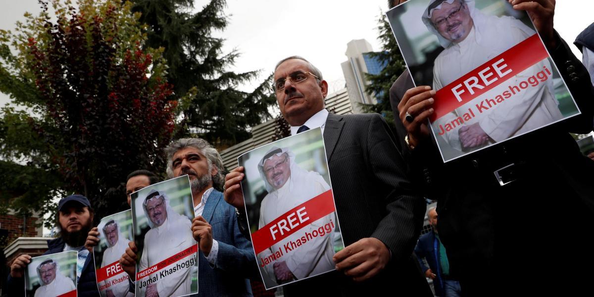 Periodistas y activistas turcos han protestado cerca del consulado saudí en Estambul por la desaparición de su colega.