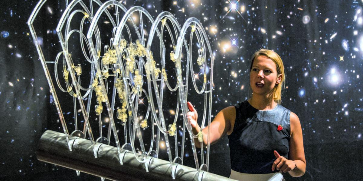 Kuchner frente a una pieza de Monica LoCascio, una de las artistas de ‘Nuestro lugar en el espacio’, que tuvo lugar en Viena (Austria).