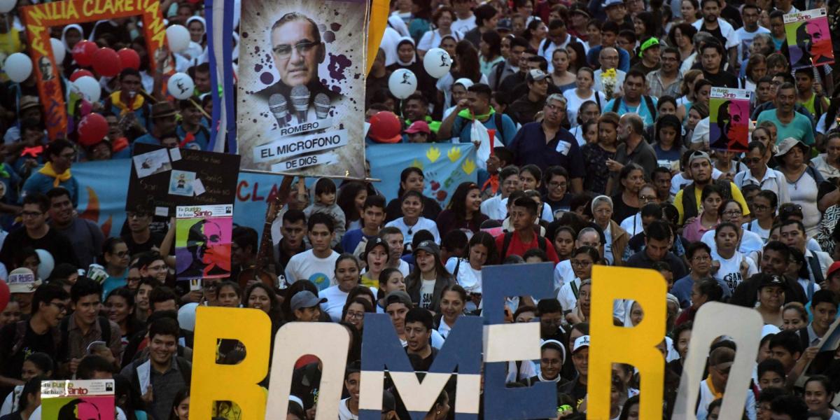 Con banderas de su país y cargando la foto de ‘san Romero de América’, muchos salvadoreños manifestaron su esperanza de que esta designación sirva para que cese la violencia en su nación.