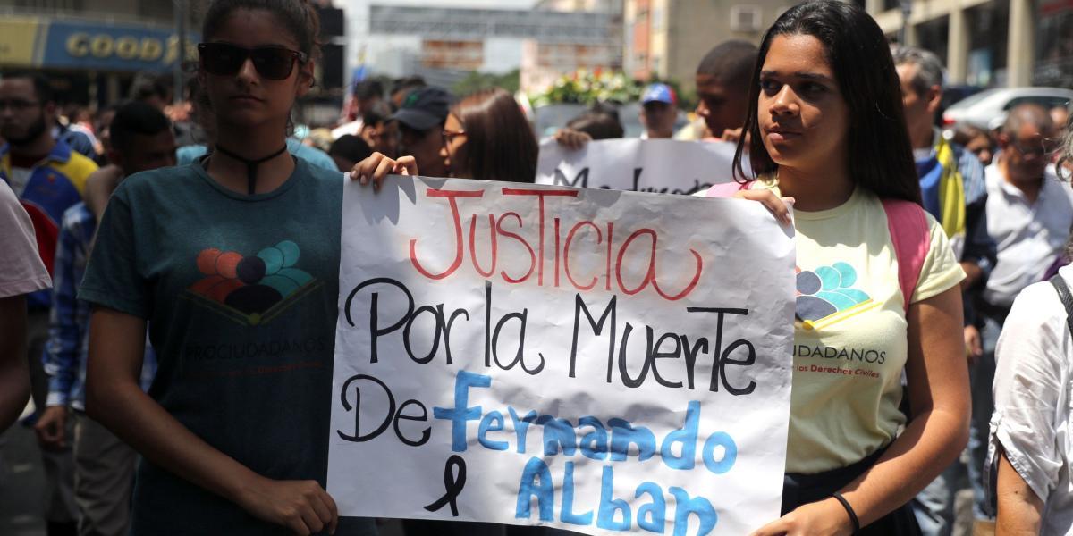 Manifestantes en el cortejo fúnebre del concejal venezolano Fernando Albán, el pasado 10 de octubre.