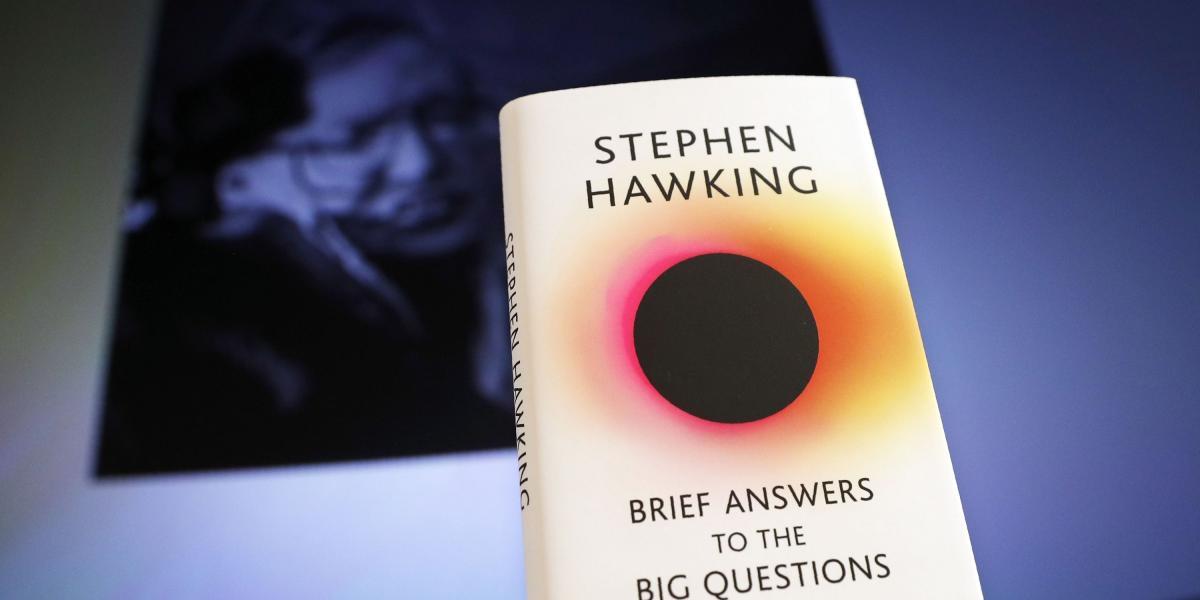 Ejemplares del libro 'Breves respuestas a las grandes preguntas' del científico británico Stephen Hawking.