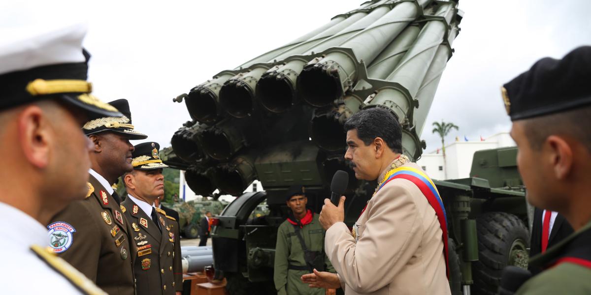 El presidente Nicolás Maduro junto a la cúpula militar venezolana durante un desfile militar en junio de 2017, en Caracas.