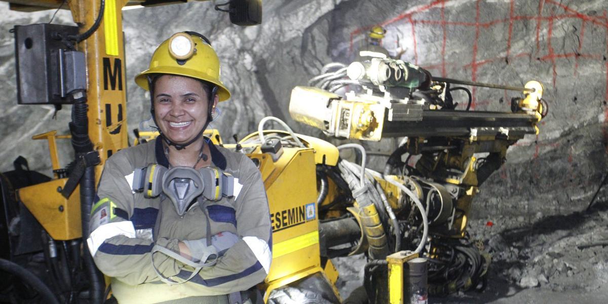 Johana, a sus 28 años, es una de las mujeres que se abren camino trabajando en las profundidades de las minas más grandes del país.