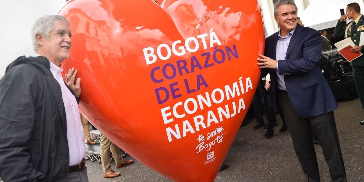 El presidente Iván Duque y el alcalde de Bogotá, Enrique Peñalosa, el pasado viernes en una convocatoria sobre economía naranja, en la zona del Bronx, en la capital.