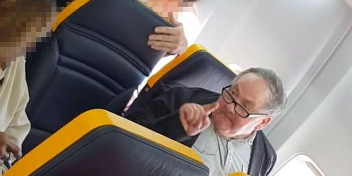 Los gritos del hombre a la mujer que estaba en su fila fueron captados por otros pasajeros en un video.