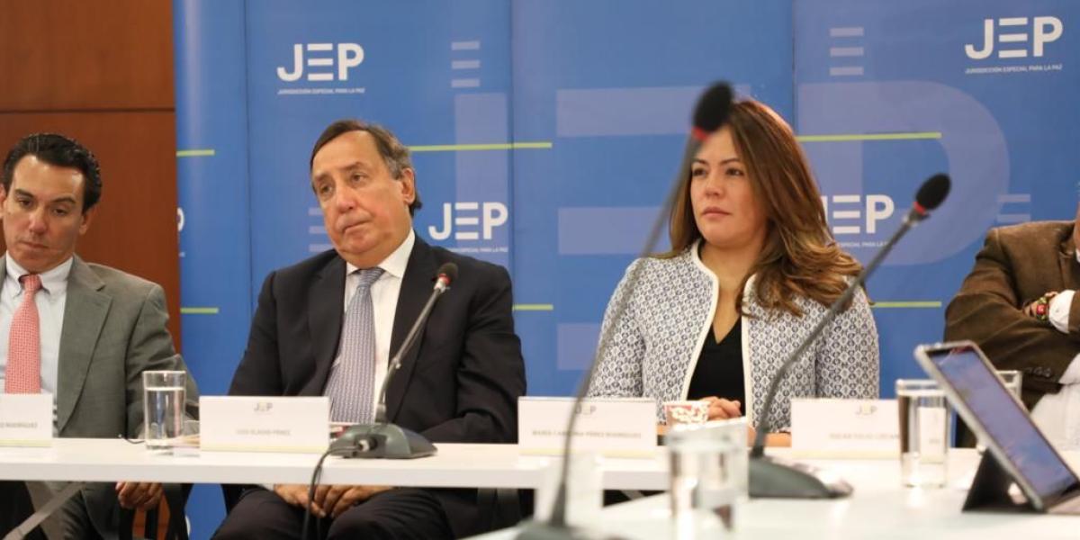 La JEP recibió los informes orales de las víctimas de secuestro político Luis Eladio Pérez (centro izquierda) y Óscar Tulio Lizcano (esquina derecha).