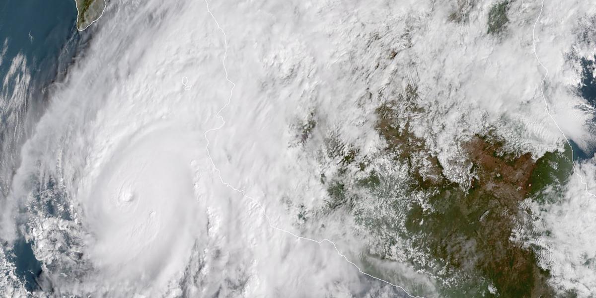 Imagen satelital del huracán Willa en las costas de México.