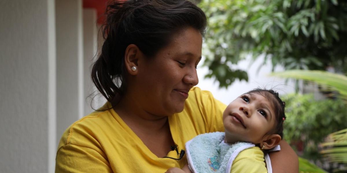 Jésica Valencia y su hija Samantha, quien nació con microcefalia por culpa del zika.