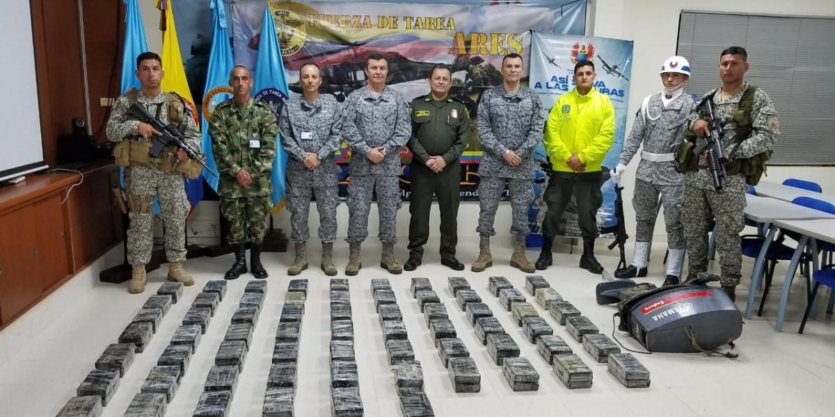 Fueron 133 kilos de cocaína los que incautaron el director de la Policía Nacional, general Jorge Hernando Nieto y el comandante de la FAC, general Carlos Eduardo Bueno.