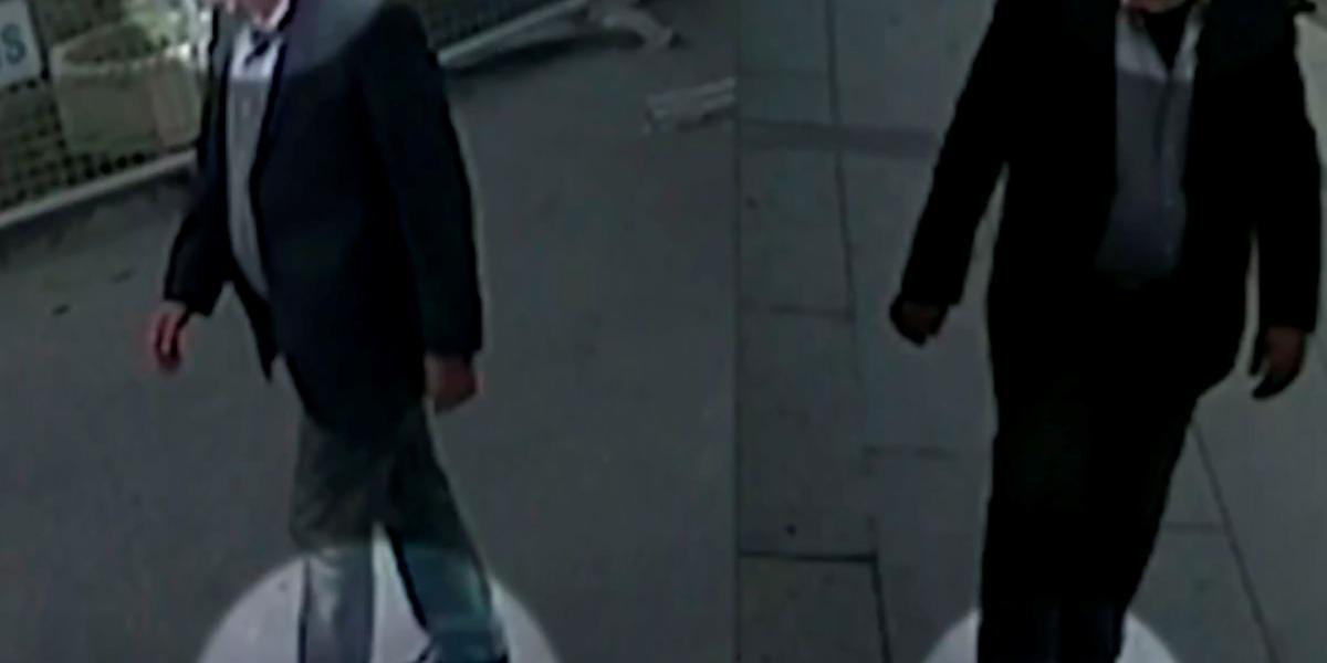 Imágenes de cámara de seguridad muestran a Jamal Khashoggi (izq.) y a un doble (der.) que estaría usando la ropa del periodista.