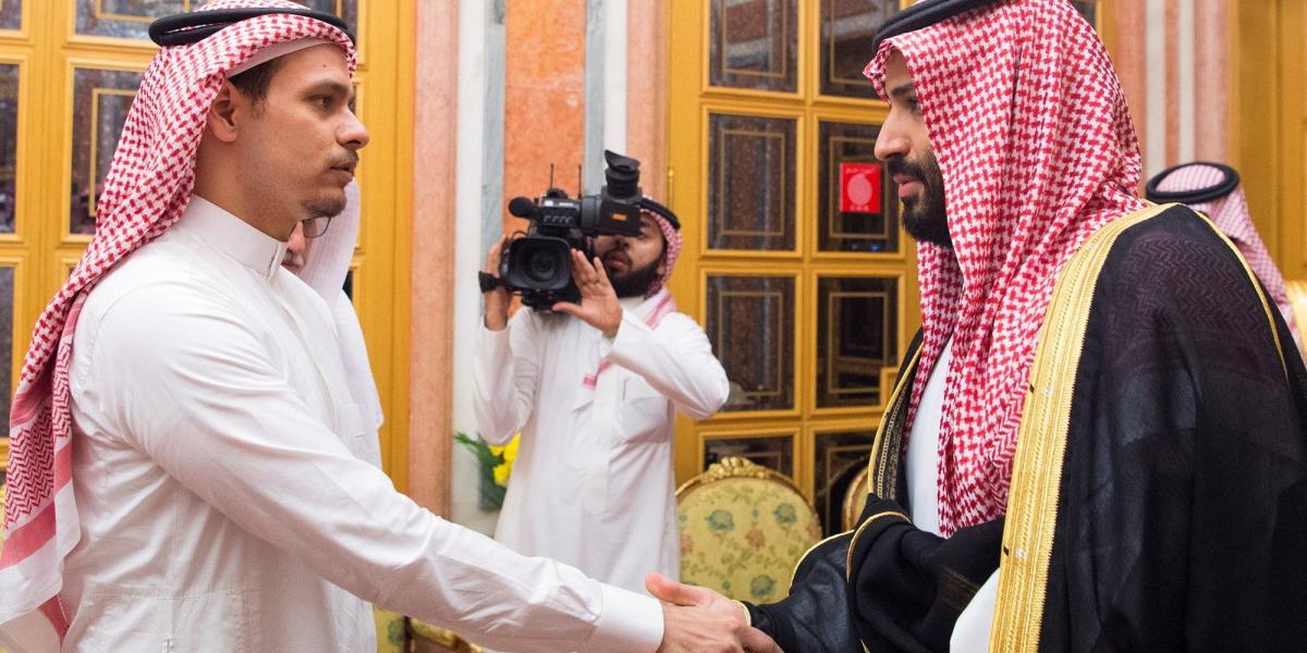 El príncipe heredero de Arabia Saudí, Mohamed bin Salman (d), recibe a Salah bin Jamal Khashoggi (i), uno de los hijos del periodista saudí Jamal Khashoggi, y a otro familiar llamado Sahl bin Ahmed Khashoggi.