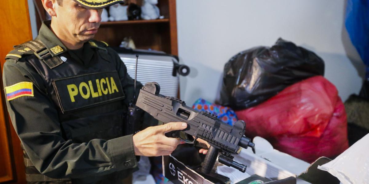 El general Manuel Vásquez estuvo al frente del operativo en el que se incautaron armas de fuego y dosis de estupefacientes.