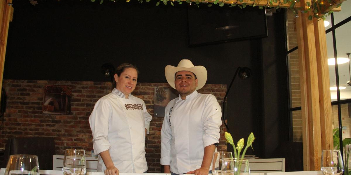 Los chef Camila García y Yulián Téllez posan en el restaurante Bastimiento, en Villavicencio.