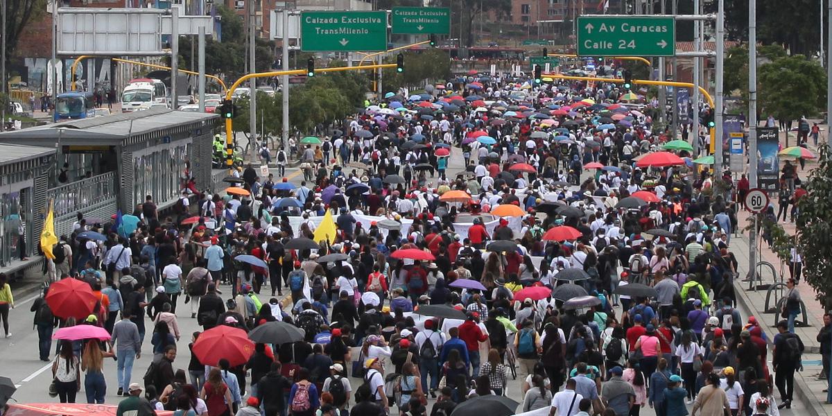 En Bogotá se estima que marcharon cerca de 25.000 maestros de colegios públicos.