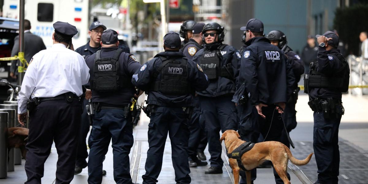 Miembros del escuadrón antiexplosivos de la Policía de Nueva York evalúan el edificio Time Warner en Manhattan, donde están las oficinas de la cadena CNN.