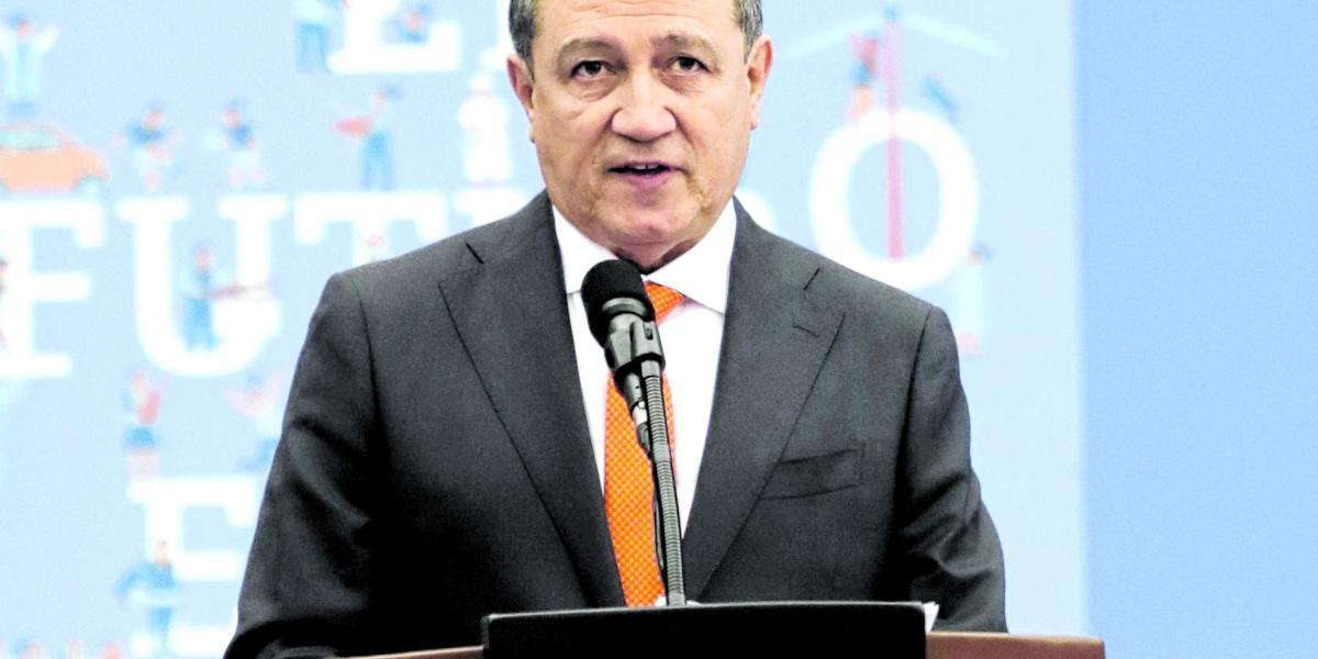 Ernesto Macías Tovar, presidente del Senado, señaló que el país necesita el trámite de una ley de financiamiento para tapar el hueco fiscal.