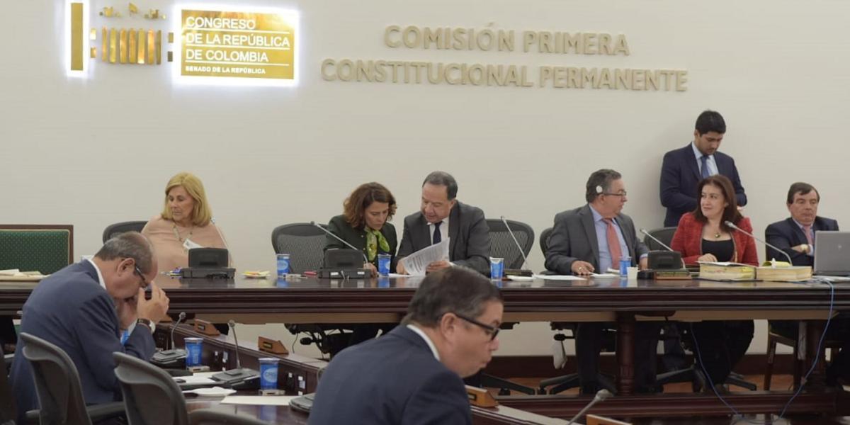 La ministra del Interior, Nancy P. Gutiérrez (centro), discute con congresistas en la Comisión Primera del Senado.