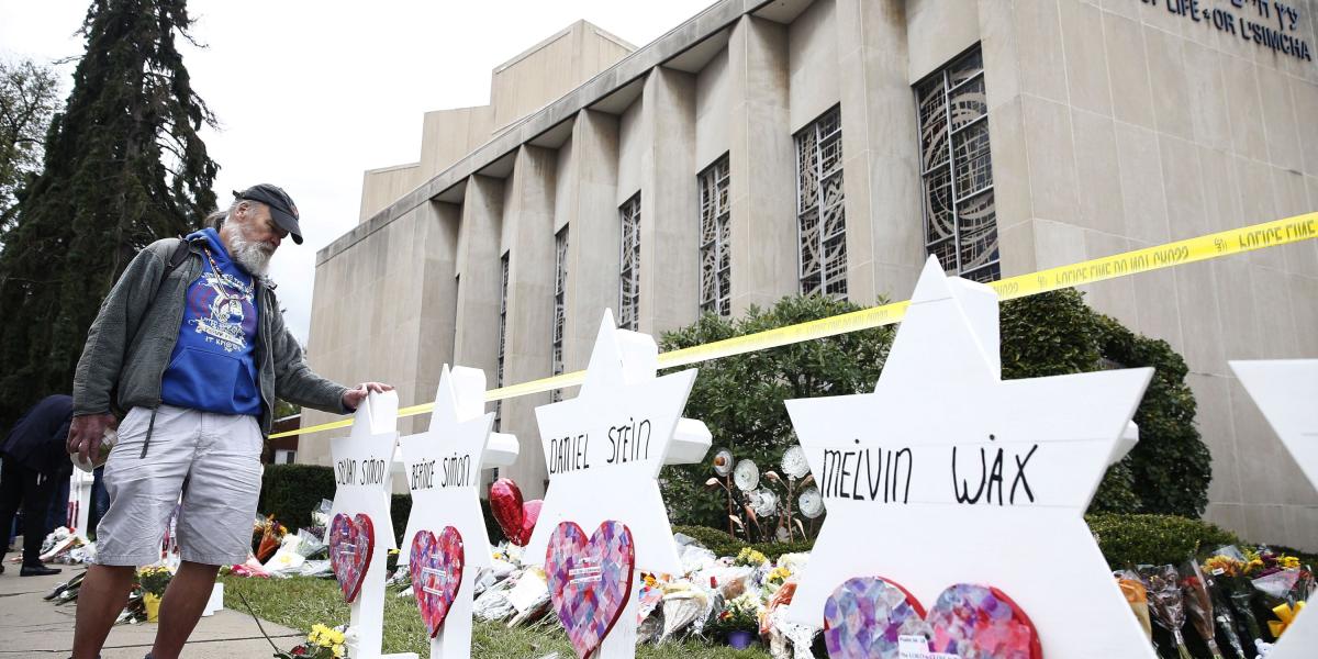 Vista de flores, velas y cartas depositadas frente a los monumentos de la Estrella de David con los nombres de las 11 personas que murieron en la sinagoga de la Congregación del Árbol de la Vida.