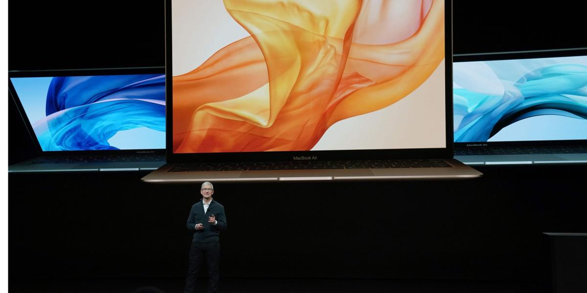 El nuevo MacBook Air de pantalla de 13.3 pulgadas, incorpora Touch ID con Touch Bar, e incluye cuatro veces los pixeles de la versión anterior. En esta nueva versión se reducen los marcos notoriamente y tiene en 17 % menos volumen que el Air anterior.
